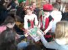 Każdy dostał pamiątkowy, wykonany samodzielnie przez przedszkolaki podarunek.